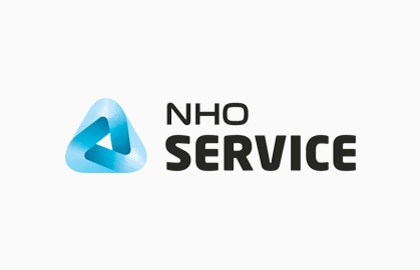 Stor versjon av logoen til NHO Service med hvit bakgrunn.